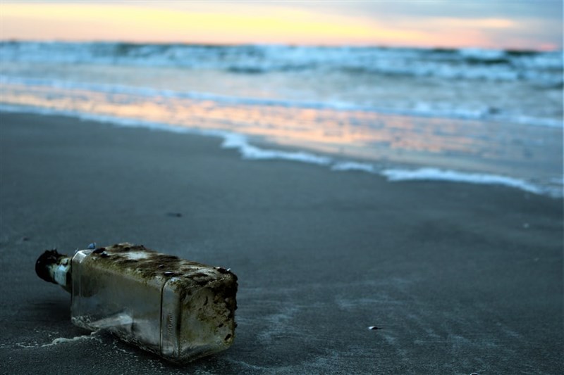 日本千葉縣一所高中為了研究洋流，37年前在海中投入750枚瓶中信；其中一枚竟在相隔6000公里遠的夏威夷被拾獲。（示意圖／圖取自unsplash圖庫）
