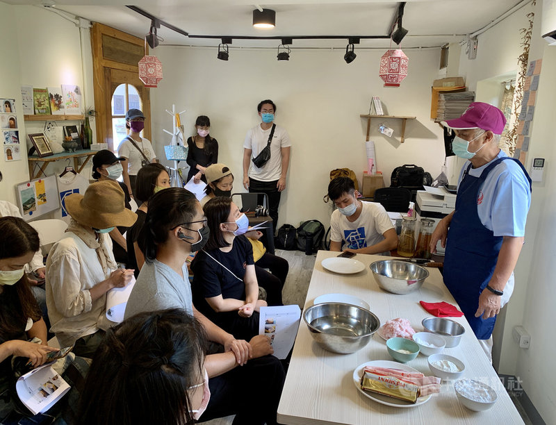 馬祖青年發展協會18日跨島邀請北竿前嘉賓主廚林克強(右)傳授功夫菜「瓜白菜」作法,重現馬祖經典名菜好味道,並教學廚藝中的馬祖母語,吸引許多民眾慕名參與。中央社記者邱筠攝 110年9月18日