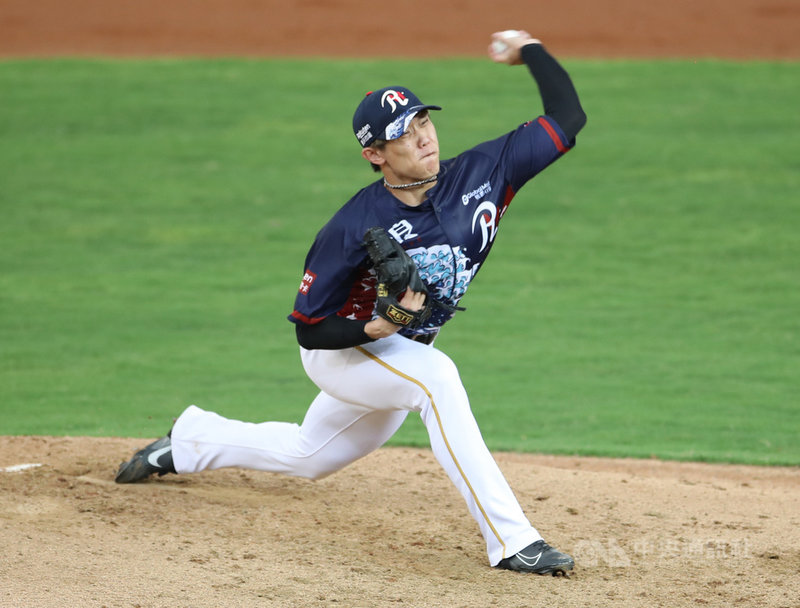 中職樂天桃猿隊今年季中選秀首輪指名具日職經驗的投手陳冠宇,他18日先發對富邦悍將隊,前2局雖有被敲出安打、但沒有失分,3、4局讓打者6上6下,但5局先被敲安,接著又挨轟失分,中職生涯首勝還得再等等。中央社記者張新偉攝 110年9月18日