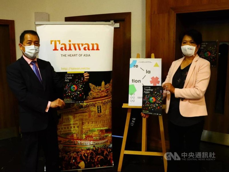 台灣17日首度參與愛爾蘭一年一度文化盛事「文化之夜」,舉辦台灣電影放映專場,駐愛爾蘭代表楊子葆(左)與都柏林中文學校校長劉淑慧與現場觀眾交流。(駐愛爾蘭代表處提供)中央社記者陳韻聿倫敦傳真 110年9月18日