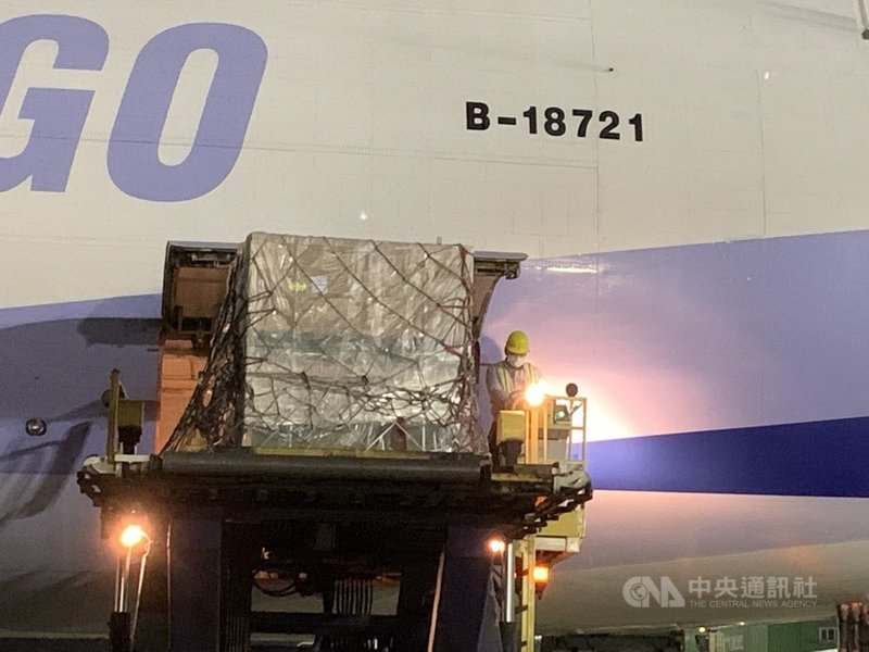 我國自購108萬劑莫德納疫苗運抵桃園國際機場,主要將供接種1劑莫德納疫苗者施打第2劑使用。中央社記者葉臻攝 110年9月17日