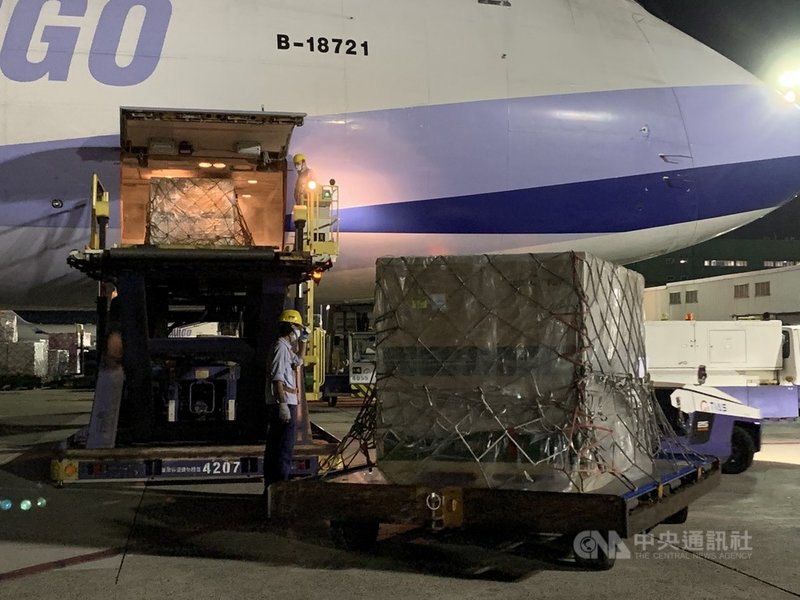 我國自購108萬劑莫德納疫苗運抵桃園國際機場,本次為自購第7批到貨。中央社記者葉臻攝 110年9月17日