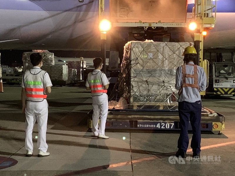 我國自購108萬劑莫德納疫苗運抵桃園國際機場,海關人員進行機邊驗放作業。中央社記者葉臻攝 110年9月17日