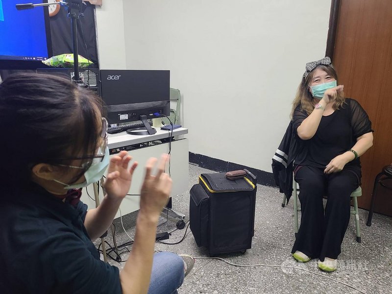 中華民國聾人協會常務監事黃淑芬(右)說,聽障者因生活在無聲世界,只能用看的,理解方式也和「聽人」大不同,更發展出獨有的生活樣貌。中央社記者張茗喧攝 110年9月18日