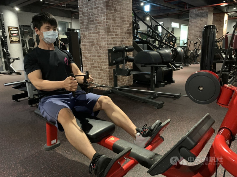 疫情衝擊影響運動產業甚巨,由於確診足跡加上年輕族群尚未全都打疫苗,即便解封開放也僅回流2、3成,許多健身房業者近期仍在苦撐。中央社記者郭建伸攝 110年9月18日