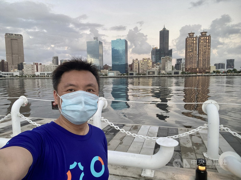 民進黨立委趙天麟熱愛慢跑,6月三級警戒時就練習戴口罩慢跑,用雙腳認識城市每一角落。(趙天麟提供)中央社記者郭建伸傳真 110年9月18日