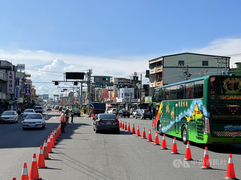 中秋節連假首日,18日上午台1線南下墾丁、台東路段湧現車潮,枋寮警方實施調撥車道,預估車流量上看6萬輛次。(枋寮警分局提供)中央社記者張祈傳真 110年9月18日