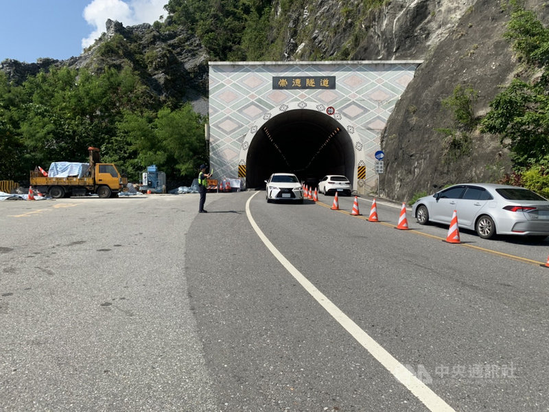 中秋連假首日,台9線蘇花路廊18日凌晨4時起就出現南下車流,截至上午10時,蘇花改宜蘭蘇澳段回堵,花蓮境內車多維持順暢,新城警分局加強沿線景點熱區、易塞車路段交通管制。(新城警分局提供)中央社記者張祈傳真 110年9月18日