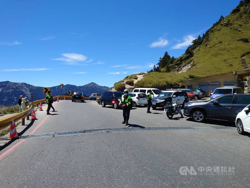 中秋節連假首日,台8線、台14甲線合歡山路段出現車潮,花蓮新城警分局加強交通疏導,維持行車秩序與安全。(新城警分局提供)中央社記者張祈傳真 110年9月18日