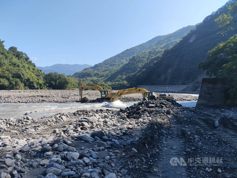 高雄桃源區台20線梅蘭明隧道東洞口上邊坡13日土石崩塌,拉芙蘭里以上部落對外通行困難,甲仙工務段施作梅蘭明隧道前荖濃溪河床便道,藉此暫時取代梅蘭明隧道功能,避開落石威脅。(甲仙工務段提供)中央社記者洪學廣傳真 110年9月18日