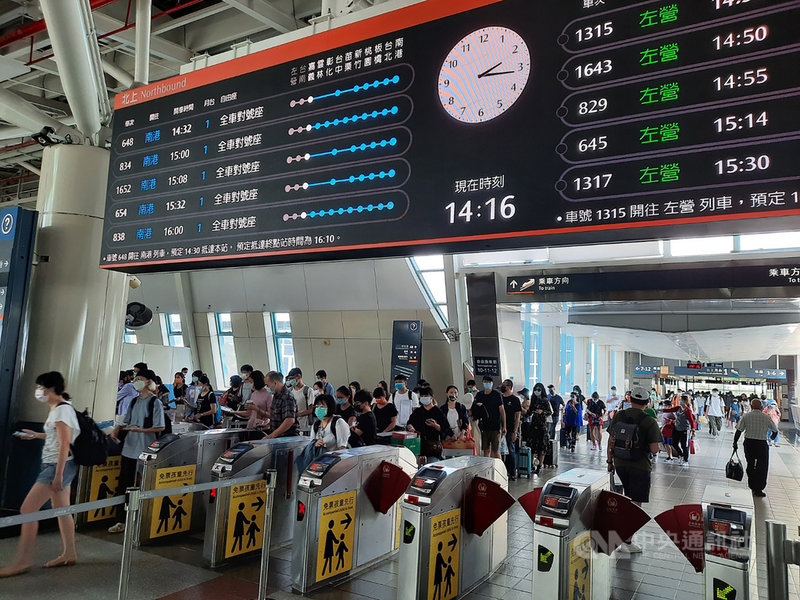 中秋節4天連假正式開跑,高鐵嘉義站表示,從17日下午過後,嘉義站返鄉人潮明顯增加;18日的高鐵班次幾乎是客滿,嘉義站的下車人潮更多。中央社記者姜宜菁攝 110年9月18日