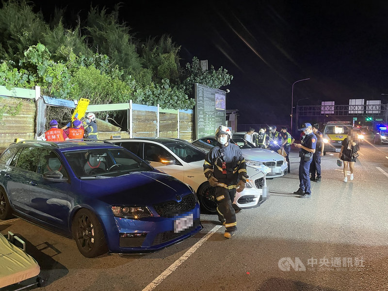 桃園市觀音區17日凌晨發生死亡車禍,34歲洪姓男子駕車高速衝撞4名行人,造成2死2傷。警方調查,洪男當時疑似和另名邱姓男子駕車競速,過程中失控甩尾,才撞擊路邊聚集的車友釀禍;桃園地院18日以洪姓、邱姓男子涉犯過失致死等重罪,裁定2人羈押禁見。(翻攝照片)中央社記者葉臻傳真 110年9月18日