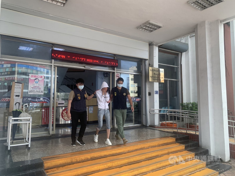 高雄市警方在苓雅區一家旅店逮捕因17條毒品案遭通緝的林姓女子(中),她在落網後供稱,年輕時因好奇染上毒癮,為維持毒品來源才會愈陷愈深。(高市岡山警分局提供)中央社記者洪學廣傳真 110年9月18日
