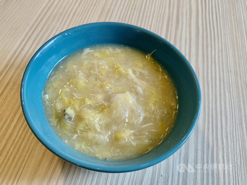 馬祖北竿婚宴特色菜餚「瓜白菜」以黃魚和白菜得名,黃魚在福州語中稱「黃瓜魚」,將魚去骨切片,加上螃蟹肉絲、瘦肉、白菜絲細火熬煮到入口即化,需烹煮至濃稠糊狀呈現,融合白菜甘甜、魚蟹綿滑鮮甜、豬肉濃郁精華,帶豐富鮮味層次又滑順口感,但手藝繁複耗時,馬祖地區少有人會烹煮。中央社記者邱筠攝 110年9月18日