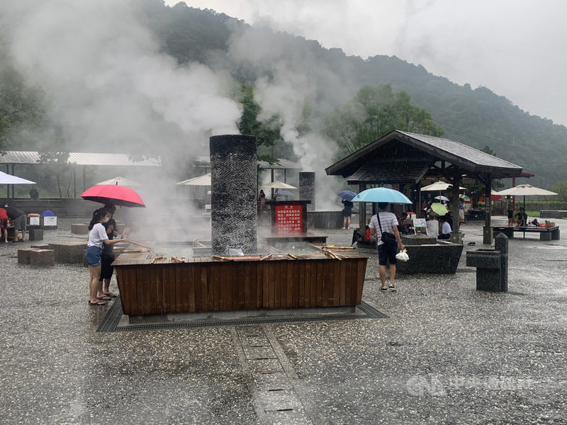 中秋連假首日,宜蘭縣內各主要風景區18日因應COVID-19疫情實施降載50%人車流管制措施,但都未達管制標準,到訪人潮不算太多。圖為知名景點清水地熱公園遊客入園情況。(九號餐旅休閒事業提供)中央社記者沈如峰宜蘭縣傳真 110年9月18日