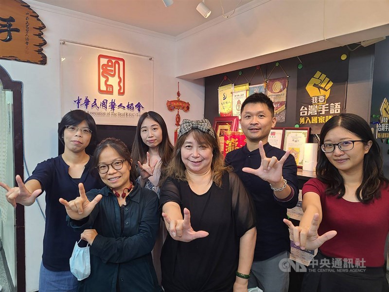 聽障者面臨的資訊不平權,不只存在疫情之下,而是多年難解的問題。中華民國聾人協會常務監事黃淑芬(前中)表示,「聽障者不要當二等公民」,呼籲政府應比照原民會,籌組聽障者或障礙者政策的主管單位,確保障礙者權益受保障。中央社記者張茗喧攝 110年9月18日