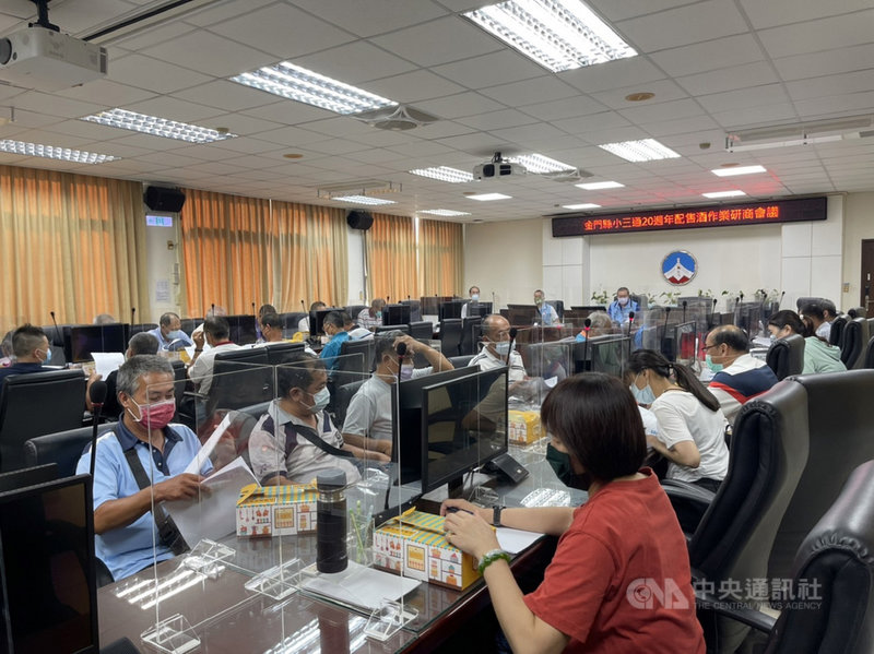 金廈小三通實施滿20週年,金門縣政府研商後決定推出「小三通20週年配售酒實施計畫」,預定10月25日起開賣,配售對象以今年7月21日為戶籍作業基準日。(飲酒過量有害健康;酒後勿開車;未成年請勿飲酒)(金門縣政府提供)中央社記者黃慧敏傳真 110年9月18日