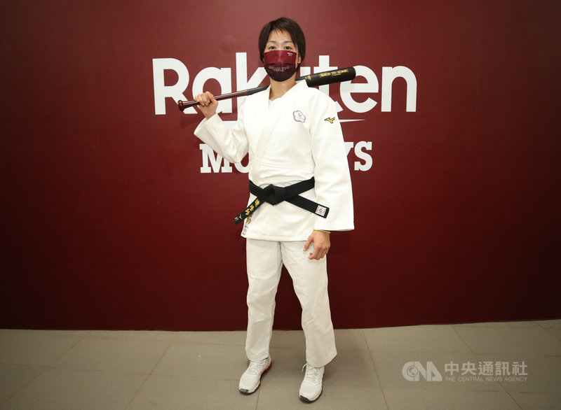 台灣「柔道女王」連珍羚18日穿著柔道服、扛起球棒站上打擊區為中職樂天桃猿隊比賽開球,她表示,可以在這麼多關注下站上場,比起個人、更想要宣傳柔道這個項目,也強調自己的柔道選手生命還沒結束。中央社記者張新偉攝 110年9月18日