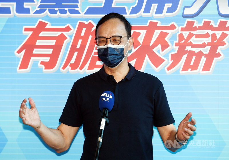 孫文學校總校長張亞中日前遭送考紀會引風波,國民黨主席候選人、前新北市長朱立倫(圖)18日出席網路辯論活動時強調,張亞中對他有任何人身攻擊都可以包容,畢竟是黨內同志;若有任何證據指涉整件事是由他所主導,他永遠退出政壇,呼籲勿做這樣的人身攻擊。中央社記者施宗暉攝 110年9月18日
