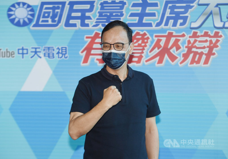 前新北市長朱立倫投入國民黨主席選戰,18日結束黨內主辦的高雄政見會後,下午回到台北再出席中天新聞主辦的辯論活動,與另外3名候選人同台辯論。中央社記者施宗暉攝 110年9月18日
