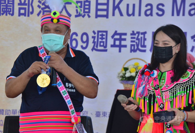 「舉重女神」郭婞淳(右)18日回到部落,開心與族人分享東京奧運金牌,並表示會持續為接下來的比賽努力,為族人、部落、台東爭取更多的榮耀。中央社記者盧太城台東攝 110年9月18日