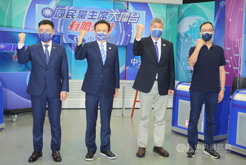 國民黨主席即將改選,由中天新聞主辦的「國民黨主席大擂台–有膽來辯」網路直播辯論會18日登場,4名候選人江啟臣(左起)、卓伯源、張亞中、朱立倫出席並合影。(中天提供)中央社記者施宗暉傳真 110年9月18日
