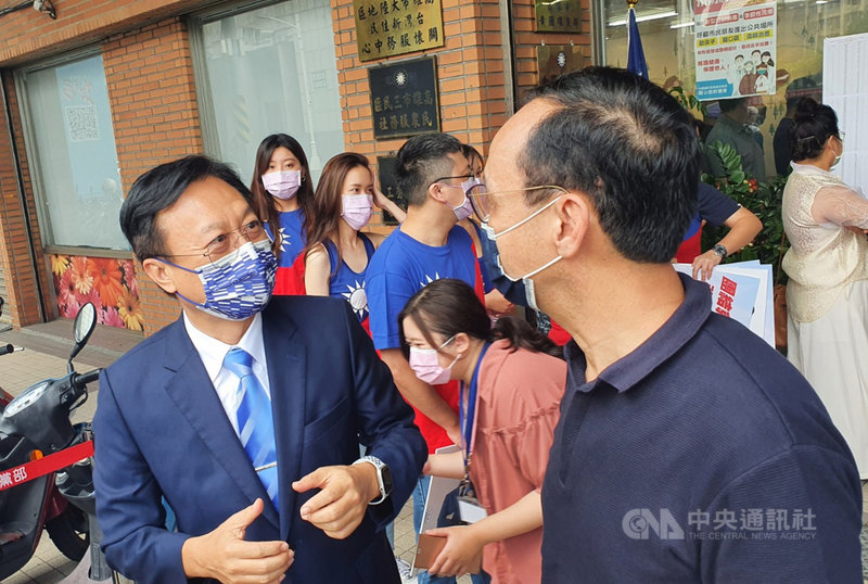 國民黨主席選舉政見會高屏場18日舉行,候選人朱立倫(前右)和卓伯源(前左)會後簡單寒暄,雙方拱手致意後各自上車離去。中央社記者洪學廣攝 110年9月18日