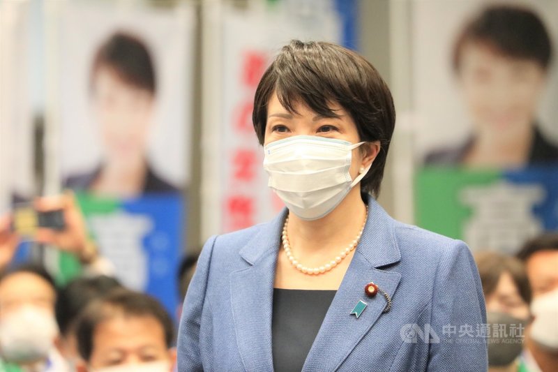 日本自民黨總裁(主席)選舉起跑,前總務大臣高市早苗等4人登記參選,高市早苗的競選海報寫著期待第100任、第一位女首相誕生。前首相安倍晉三力挺她角逐首相寶座。中央社記者楊明珠東京攝 110年9月17日