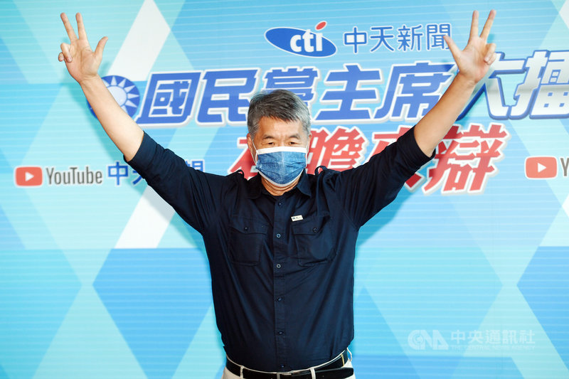 國民黨主席候選人、孫文學校總校長張亞中18日下午在台北出席由中天新聞舉辦的候選人辯論活動,高舉雙手致意。中央社記者施宗暉攝 110年9月18日