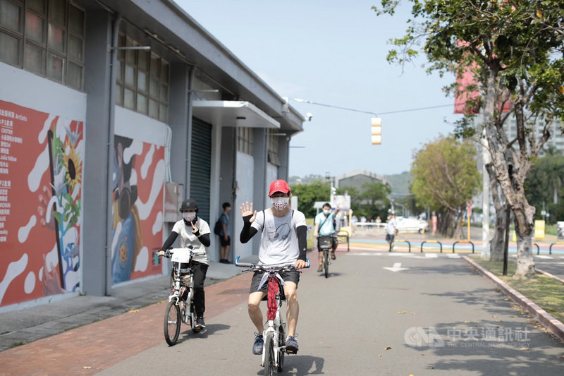 高雄市觀光局、行政暨國際處與日本台灣交流協會高雄事務所18日聯合舉辦「哈瑪星鹽埕埔微日散策單車遊」活動,邀在台日本人及市民從哈瑪星鐵道藝文園區出發,以單車漫遊哈瑪星獨特的日式建築景點,體驗港都文化魅力。(高雄市觀光局提供)中央社記者蔡孟妤傳真 110年9月18日