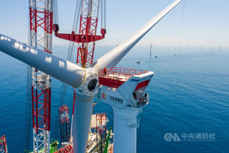 據中國國家能源局18日發布,中國今年1至8月發電裝機容量增加9.5%,但新增發電量不及全國新增用電量13.8%。圖為9月9日,廣東省陽江市安裝一座大型風力發電機。(中新社提供)中央社 110年9月18日