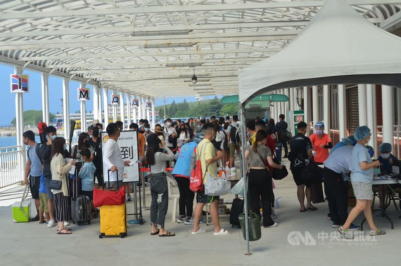 中秋連假首日,澎湖海空交通出現人潮。澎湖縣政府動員多組醫護人員在機場與馬公商港入境處進行快篩作業,18日上午等待快篩的遊客大排長龍。中央社 110年9月18日