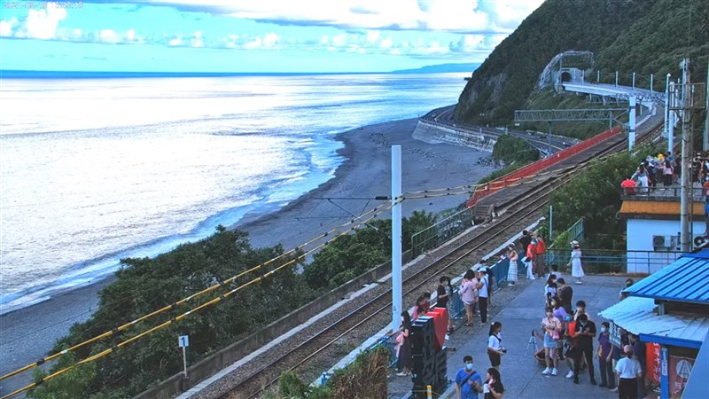 中秋節連假開跑,台東多處知名景點可見旅客回流,但像在南迴線的多良火車站(圖)、縱谷線的金城武樹、東海路的加路蘭遊憩區18日約僅5成遊客,警方研判,各景點旅遊人潮19日還會增加。(截自台東縣政府即時影像)中央社記者盧太城台東傳真 110年9月18日