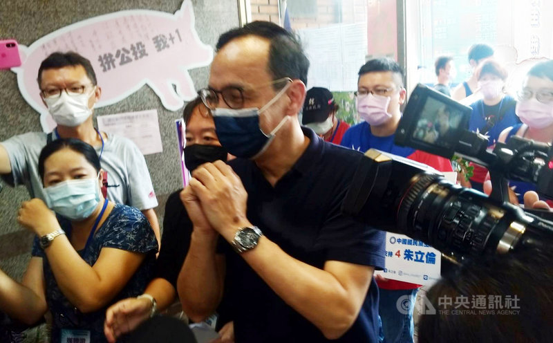 國民黨主席選舉政見會高屏場18日舉行,候選人朱立倫(中)會前接受媒體聯訪,強調國民黨要走正藍路線,撕掉紅統標籤。中央社記者蔡孟妤攝 110年9月18日