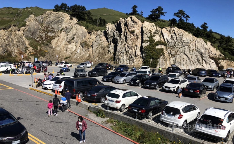 中秋連假首日,合歡山18日上午湧現出遊車潮,武嶺(圖)、昆陽、合歡山遊客服務中心、小風口停車場一早就停滿車輛。(仁愛警分局提供)中央社記者蕭博陽南投縣傳真 110年9月18日
