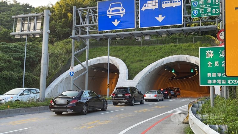 中秋連假首日,蘇花公路改善路段18日凌晨4時起就出現南下返鄉及出遊車潮。警方呼籲,用路人在安全不違規情況下適時提高車速,跟上前車,勿刻意拉長車距,維持行車順暢。(讀者提供)中央社記者沈如峰宜蘭縣傳真 110年9月18日