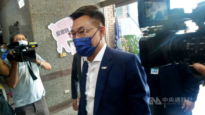 國民黨110年黨主席選舉候選人分區政見說明會高屏場18日在國民黨高雄市黨部舉行,候選人江啟臣(中)出席,強調自己走中華民國路線,跟著他走,就是捍衛中華民國。中央社記者蔡孟妤攝 110年9月18日