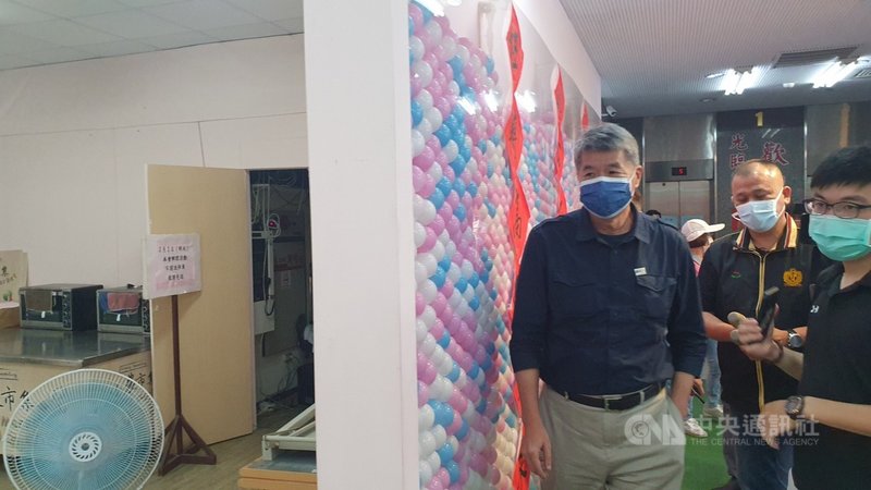 國民黨主席選舉政見會高屏場18日舉行,針對外傳黨主席選舉操作「棄江保朱」,候選人張亞中(左)會後受訪表示,大家在黨內都是同志,不應把對方當成工具,「操作棄保是不道德的事情,想都不該想」。中央社記者洪學廣攝 110年9月18日