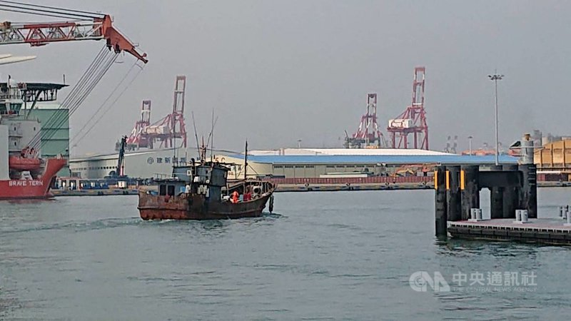 海巡署第四巡防區指揮部2日在距彰化王功外32浬處查扣越界捕魚的中國籍漁船,18日上午由台中海巡隊派艇將該船驅離出境。(台中海巡隊提供)中央社記者郝雪卿傳真 110年9月18日