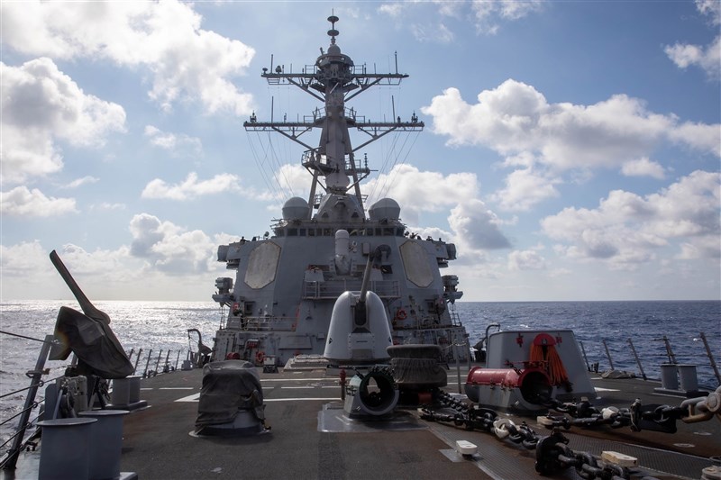 美國海軍第七艦隊發布新聞稿說,勃克級導向飛彈驅逐艦貝瑞號17日依國際法例行通過台灣海峽。(圖取自facebook.com/USNavy)