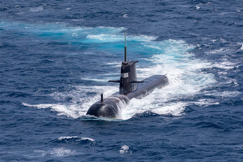 美、英、澳洲15日聯合宣布為澳洲研發核潛艦,犧牲本已取得潛艦訂單的法國,法國憤而召回駐美、駐澳大使。圖為澳洲潛艦。(圖取自facebook.com/RoyalAustralianNavy)