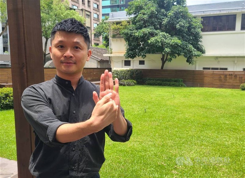 從事手語翻譯員15年的蕭匡宇出身一般家庭,基於對手語的熱愛,擔任聽覺障礙者的耳朵,也致力推動醫療視訊手譯。(中央社檔案照片)