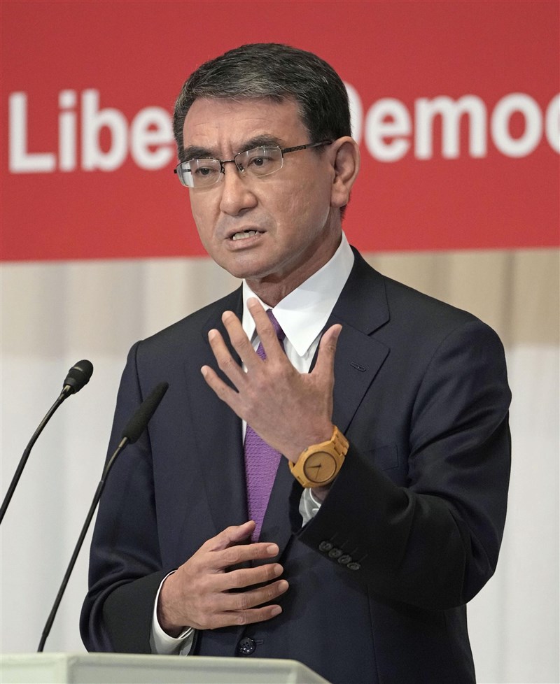 日本執政黨自民黨總裁(黨主席)選舉起跑,根據共同社針對自民黨員所做最新民調,行政改革擔當大臣河野太郎獲48.6%受訪者支持居冠。(共同社)