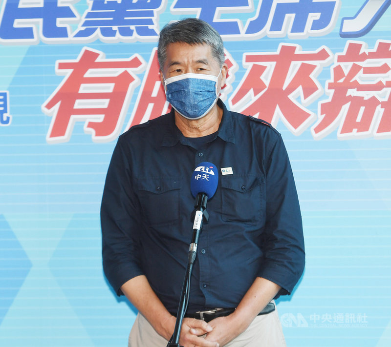 國民黨主席候選人、孫文學校總校長張亞中18日在辯論活動中指出,國民黨選主席是要來講理念、方法,不要丟血滴子,不要扣別人帽子;他真的遺憾,有候選人扣另一個候選人帽子;前主席朱立倫讓親者痛、仇者快,批評黨內同志是急統、搞分裂,非常不應該。中央社記者施宗暉攝 110年9月18日