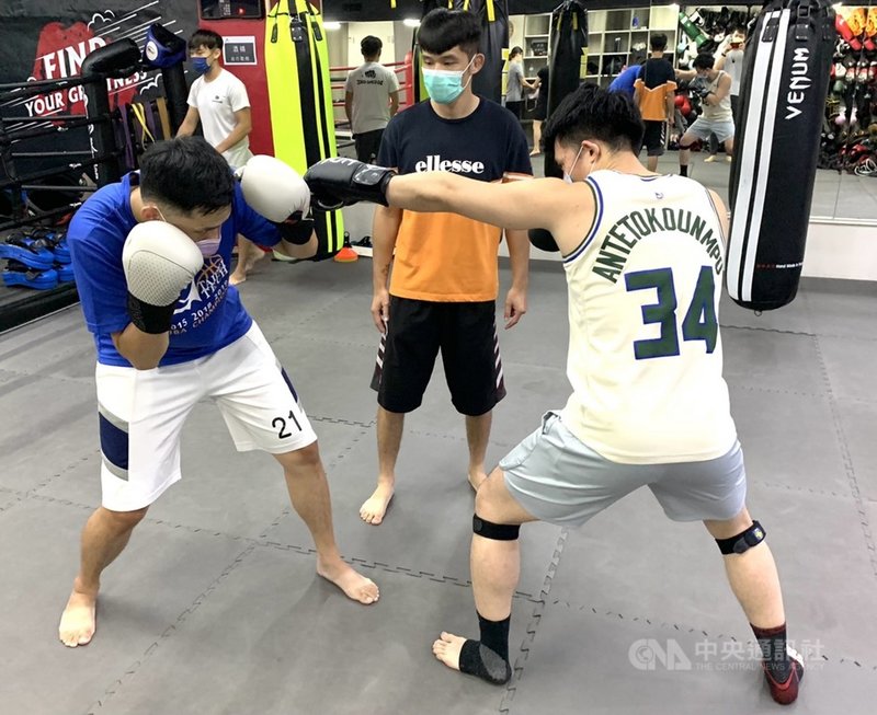 三級警戒降級後,運動場館跟著開放,雖然客源仍待回流,但喜愛運動的民眾已戴上口罩重回運動場館。中央社記者郭建伸攝 110年9月18日