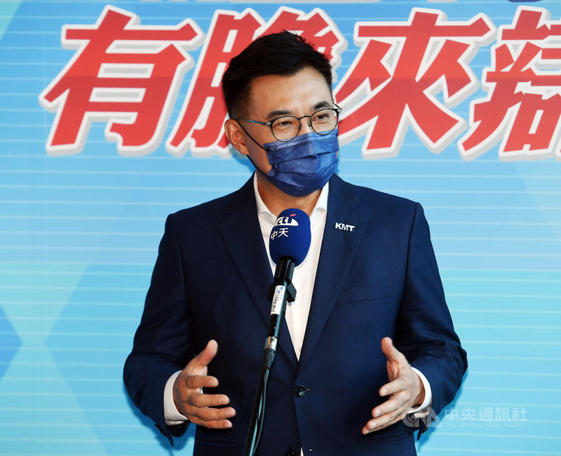 對於是否參選2024總統大選,力拚連任的國民黨主席江啟臣(圖)18日在候選人辯論會中重申,自己已承諾不會選總統,但除了他與候選人卓伯源外,另外兩人張亞中、朱立倫都沒有具體承諾;他指出,黨章未規定想選總統的人不能選黨主席,既然想選就應大聲講出來,但也要坦然告訴大家、為何自己合適。中央社記者施宗暉攝 110年9月18日