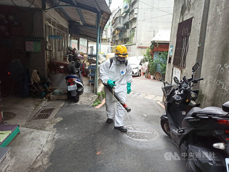 台北市松山區清潔大隊消毒班長高健富表示,他為自己的工作感到驕傲,但工作最難的部分反而不是消毒,而是人與人之間的溝通。(高健富提供)中央社記者張雄風傳真 110年9月19日