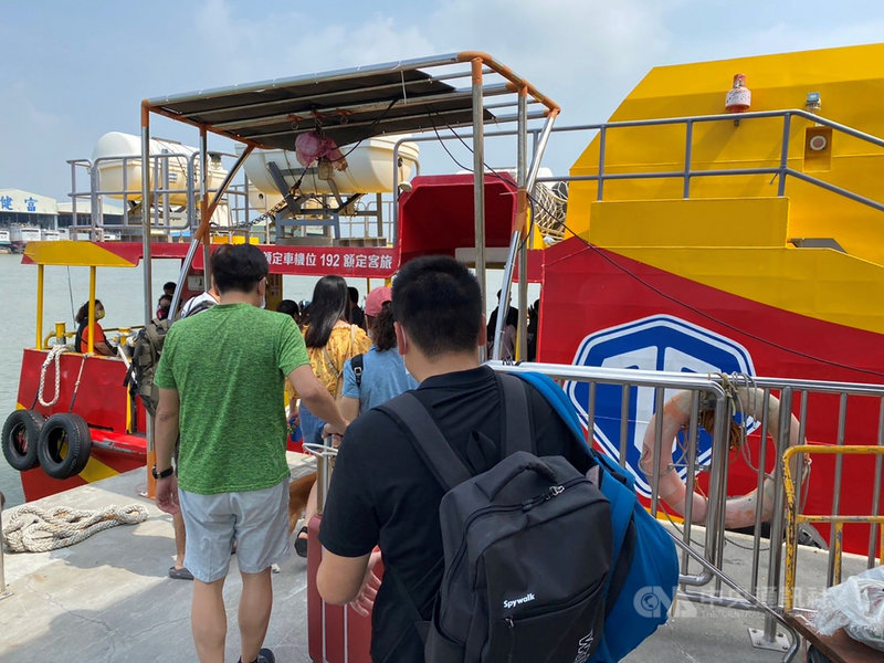 中秋連續假期,南部天氣晴朗,離島小琉球18日登島人數近萬人,19日持續有遊客登島,多數在東琉碼頭上船。(泰富航運公司提供)中央社記者郭芷瑄傳真 110年9月19日