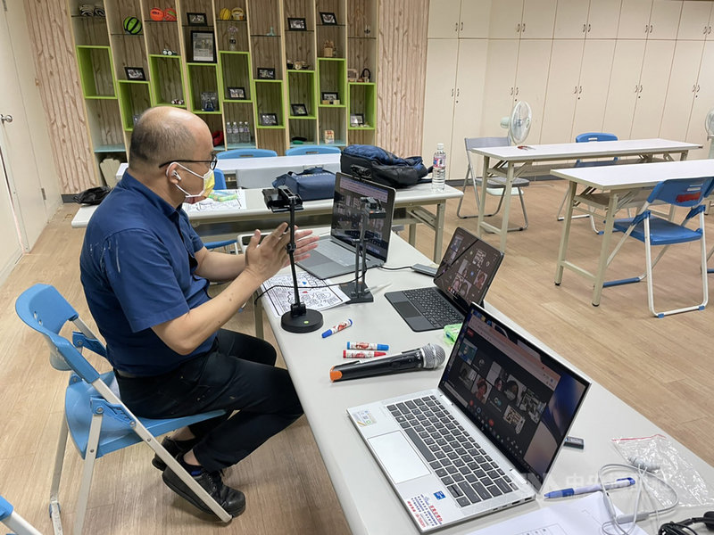 屏東樂齡中心為社區長者開設線上課程獲好評,教師謝明原也透過線上教學模式,和各縣市教師、樂齡中心分享。(屏東樂齡中心提供)中央社記者陳至中傳真 110年9月19日