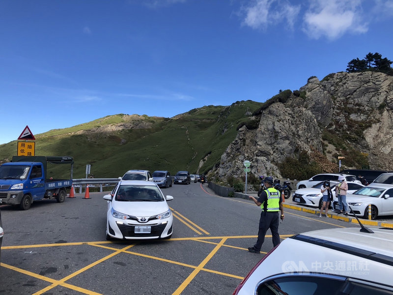 中秋連假第2天,合歡山出遊潮爆量,人車比18日更多,遊客19日一早上山搶停車場,上午6、7時就停滿,警方加強疏導。(仁愛分局提供)中央社記者蕭博陽南投傳真 110年9月19日